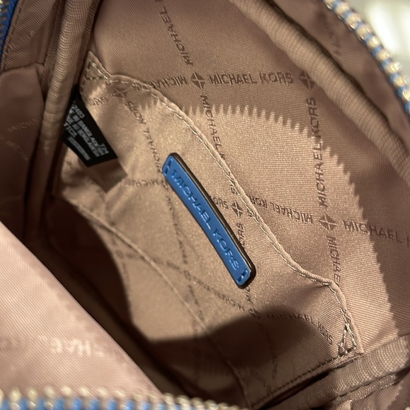 MICHAEL KORS Jet Set Medium Leather Crossbody Bag Flight
Sth Pacific
NWT - Picture 12 of 16